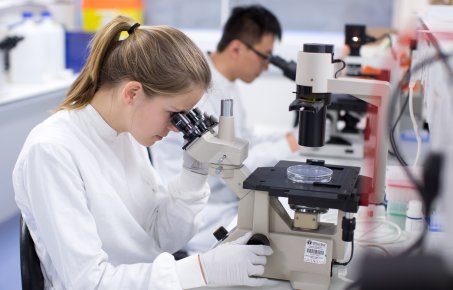 Medical students in the lab