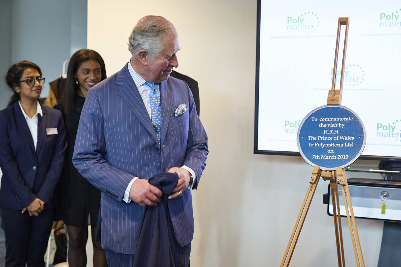 The Prince of Wales unveils a plaque at Polymateria's Laboratories