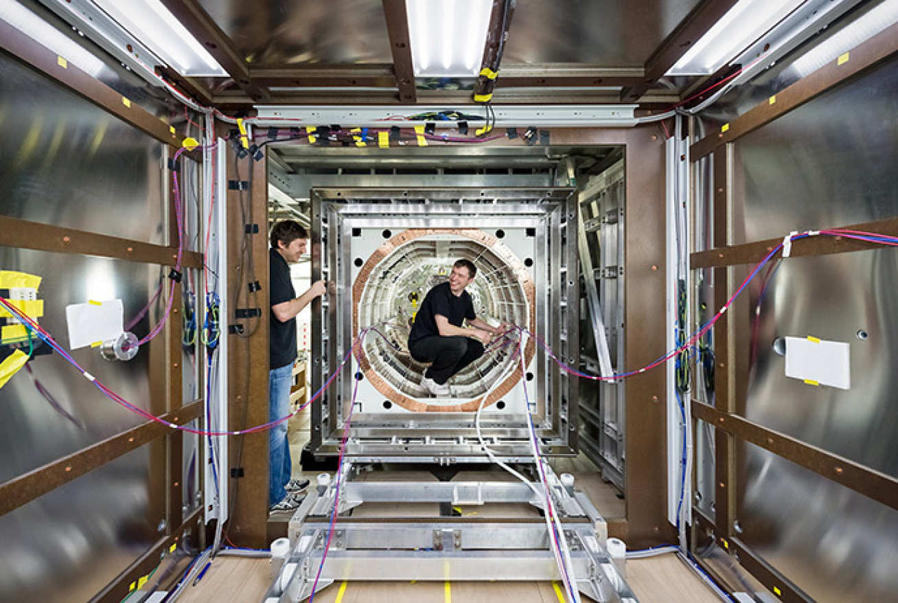 TUM physicists work on their magnetic shield (image: Astrid Eckert/TUM)