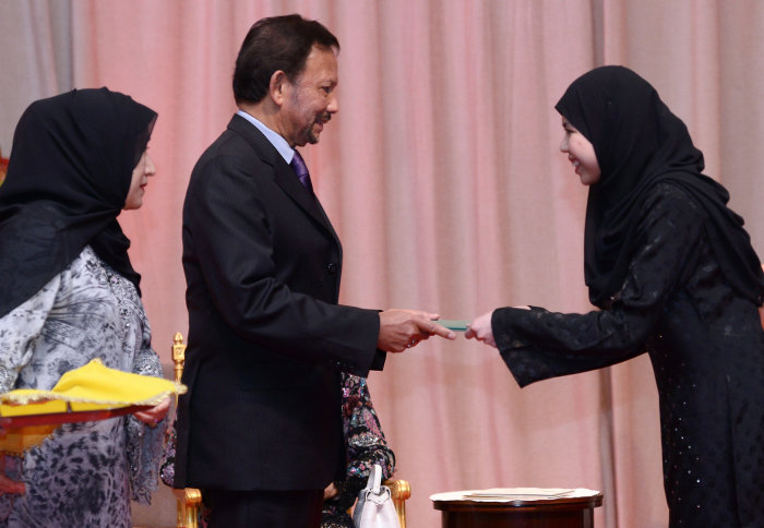 Hanisah receives award from sultan