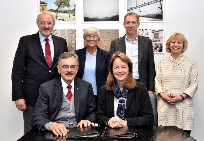 Presidents Wolfgang Herrmann and Alice Gast signed the agreement, alongside TUM's Prof Markus Schwaiger and Dr Hannemor Keidel and Imperial's Dr Daniel Rueckert and Prof Maggie Dallman