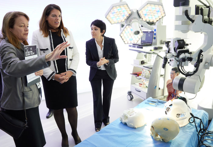 Minister and President Gast meet Imperial researchers