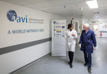 Leading MP hosted by Imperial Scientist at IAVI Human Immunology Laboratory