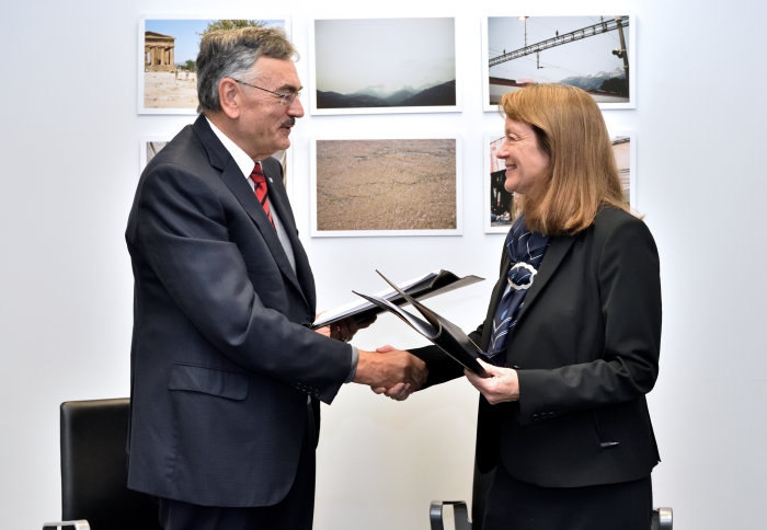 Professors Wolfgang Herrmann and Alice Gast signing TUM and Imperial's flagship agreement in London