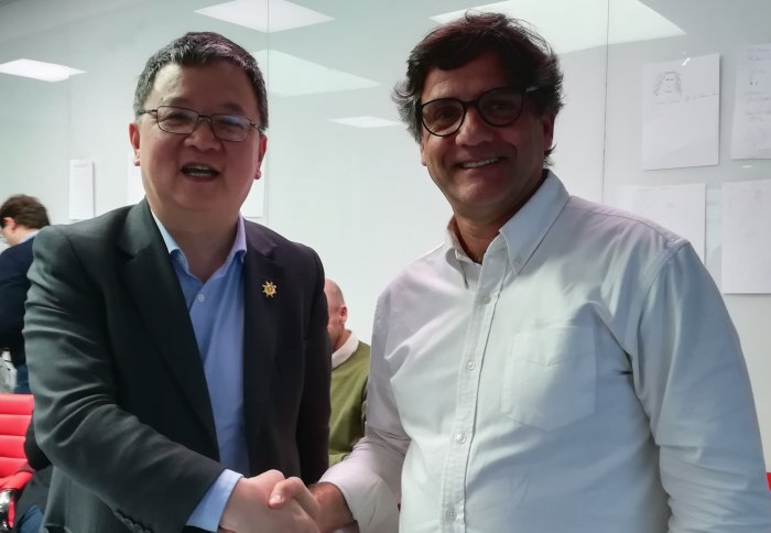 Professors Yike Guo (left) and Rui Oliveira (right) after signing the agreement between Data Science Institute and the Portuguese INESC for collaboration on Artificial Intelligence and Data Science