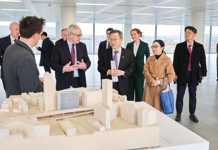 Imperial's President Hugh Brady and South Korea's Minister of Science and ICT, Professor Lee Jong Ho, during a visit to the White City Campus.