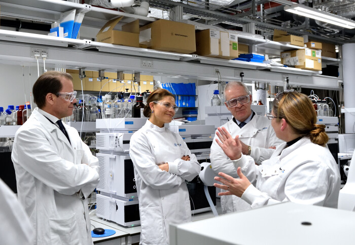 Crown Princess and Prince of Sweden in lab