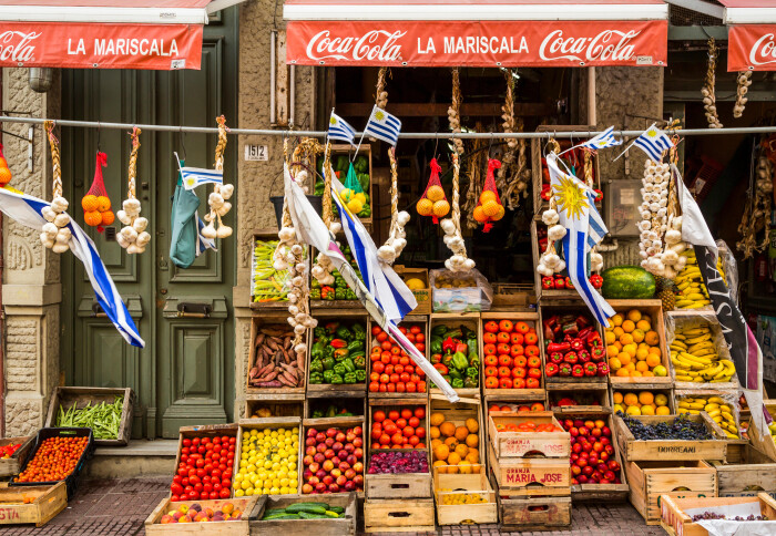 An outdoor street fruit market in Montevideo, Uruguay, South America. Credit: Alamy Stock Photo