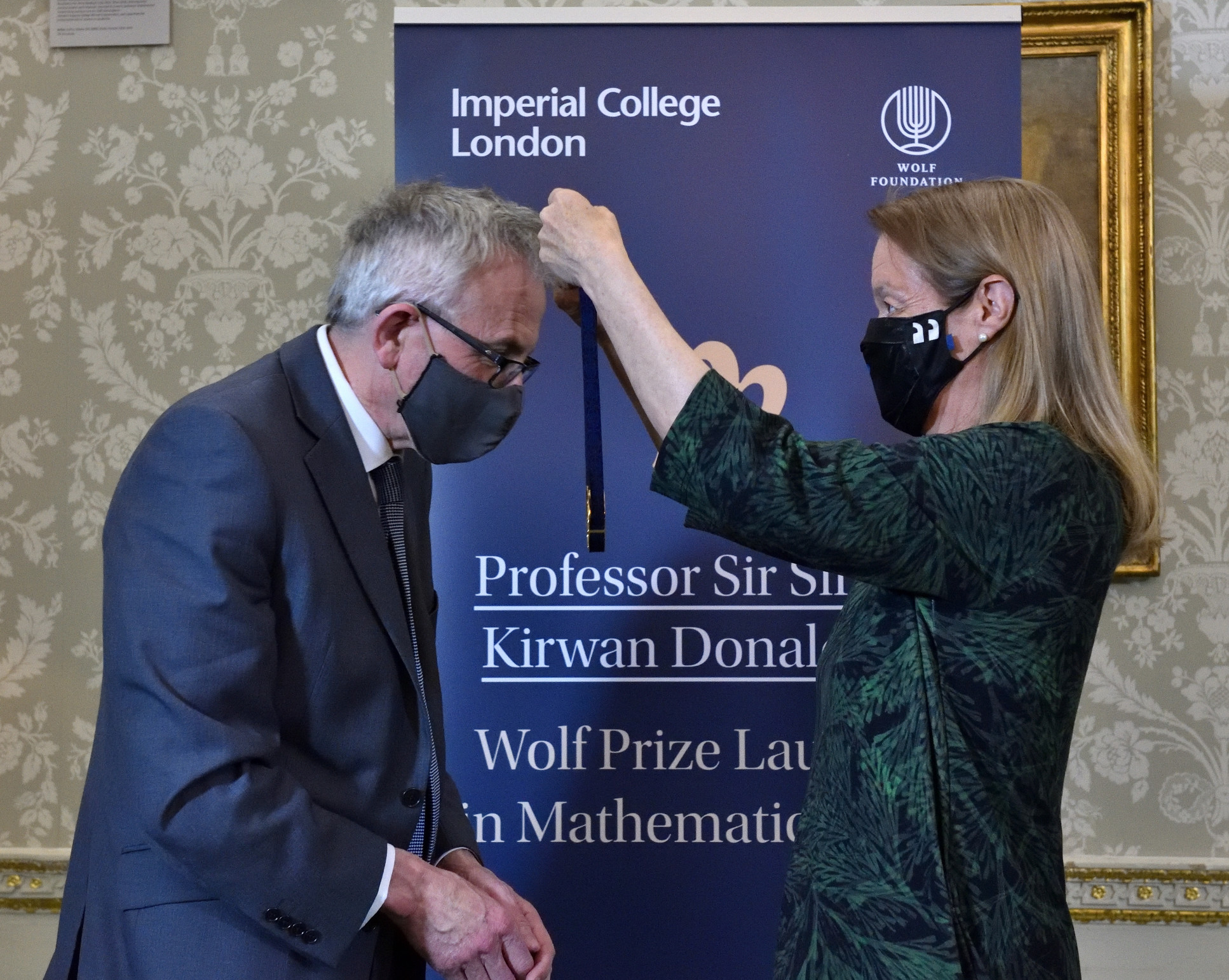 Professor Gast awarding Professor Donaldson a medal