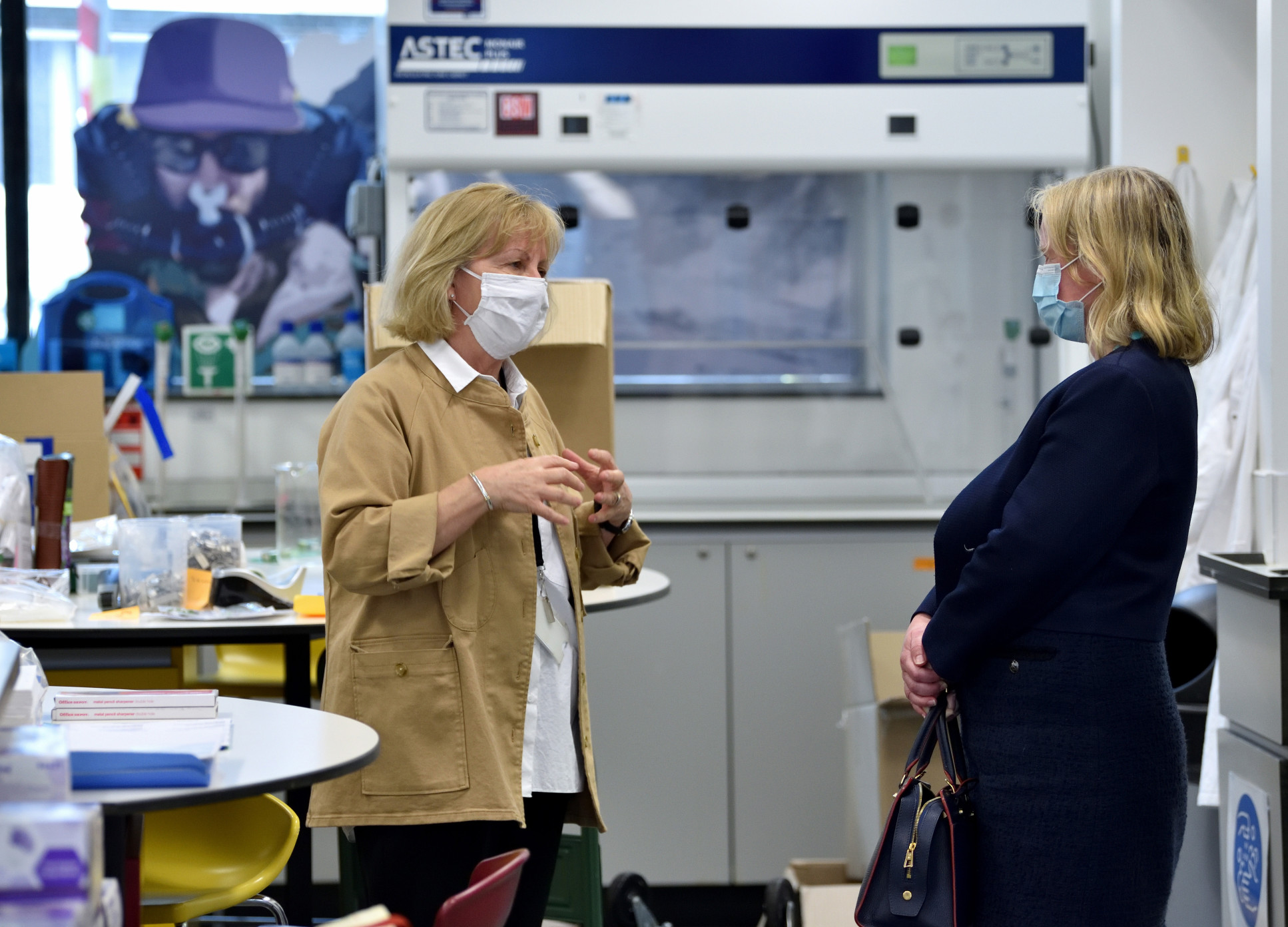 Felicity Buchan MP and Professor Maggie Dallman in Wohl Reach Out Lab