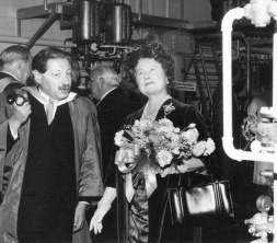 Chain introduces the Queen Mother to the fermentation hall in the new Department of Biochemistry in 1965 (Â© Jack Wilson, Jatony Studios) 