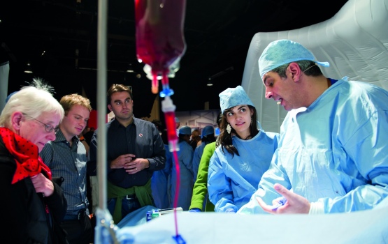 Writer Jessica Hamzelou dons scrubs for a hands-on encounter with a full set of vital organs in the abdomen of the dummy patient (Dave Guttridge)