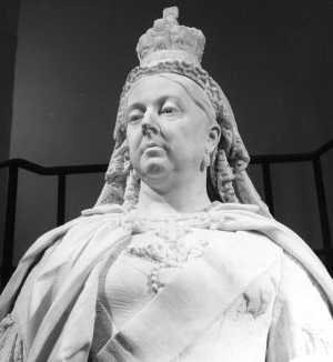 The statue with its original crown