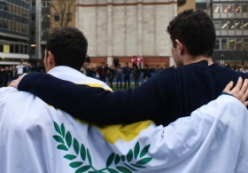 Cypriot students take part in the hug