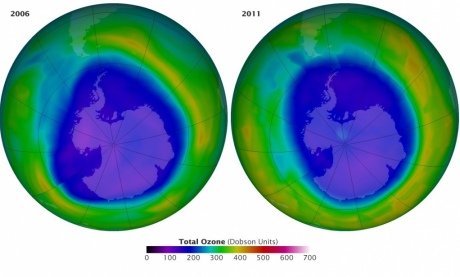 Maps of Antarctica with a graded colour scheme showing the ozone hole in 2006 (L) and 211 (R)