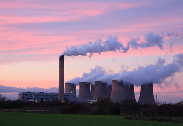 Power station with emissions coming from cooling towers