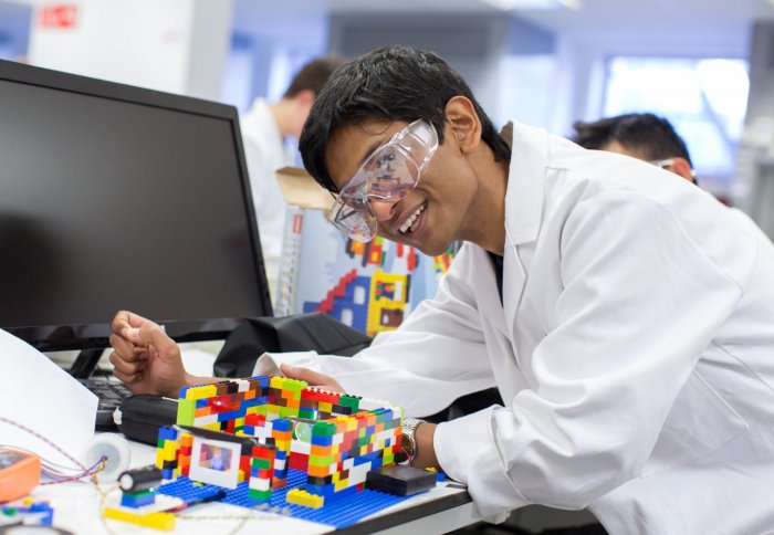 Students building LEGO UV-Vis LEGO spectrometers