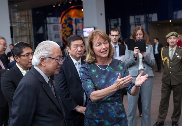 Alice Gast shows Singapore's President Dr Tony Tan around Imperial College in 2014