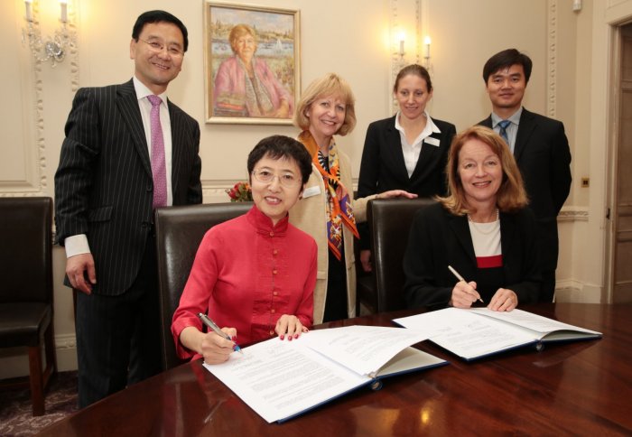 CSC Secretary General Dr Liu Jinghui and President Gast sign the agreement