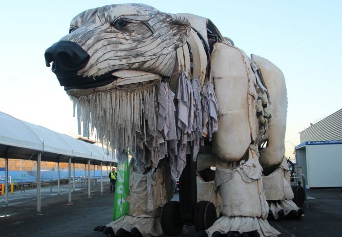 Greenpeace bear at COP21