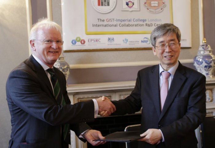 Professor James Stirling with Professor Seung Hyeon Moon