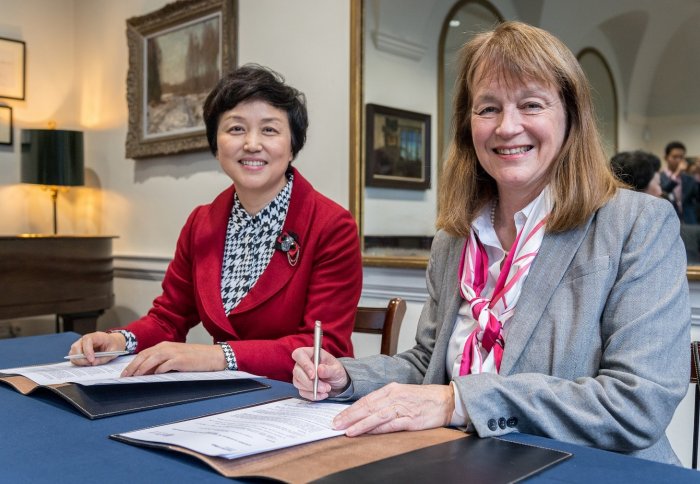 Professor Gast and Professor Chen sign fund agreement