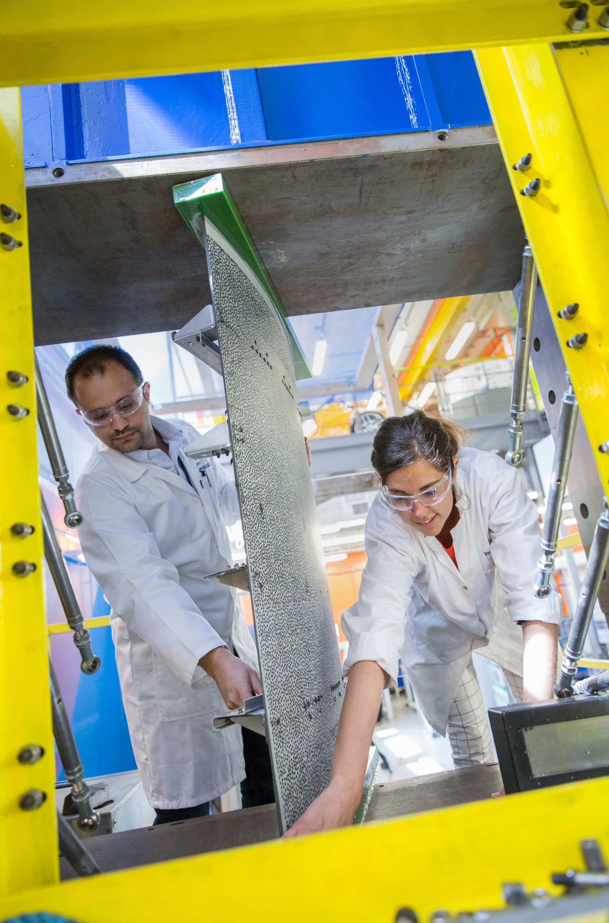 Postdocs Spyros Psarras and Carla Canturri-Gispert in the Dynamic Fracture and Forming Laboratory of the Aeronautics Department