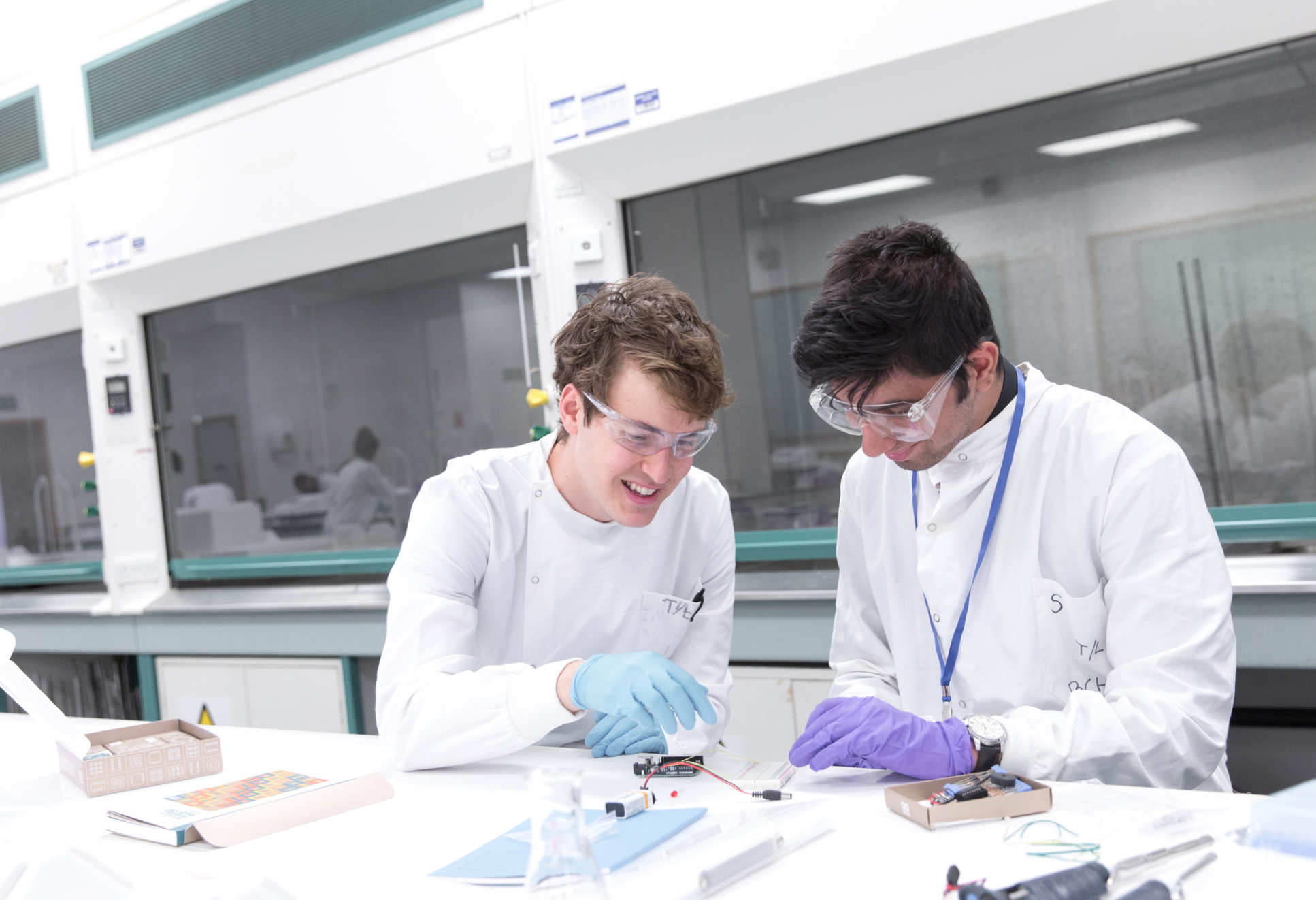 Niko McCarty and a sixth form student at the synthetic biology workshop