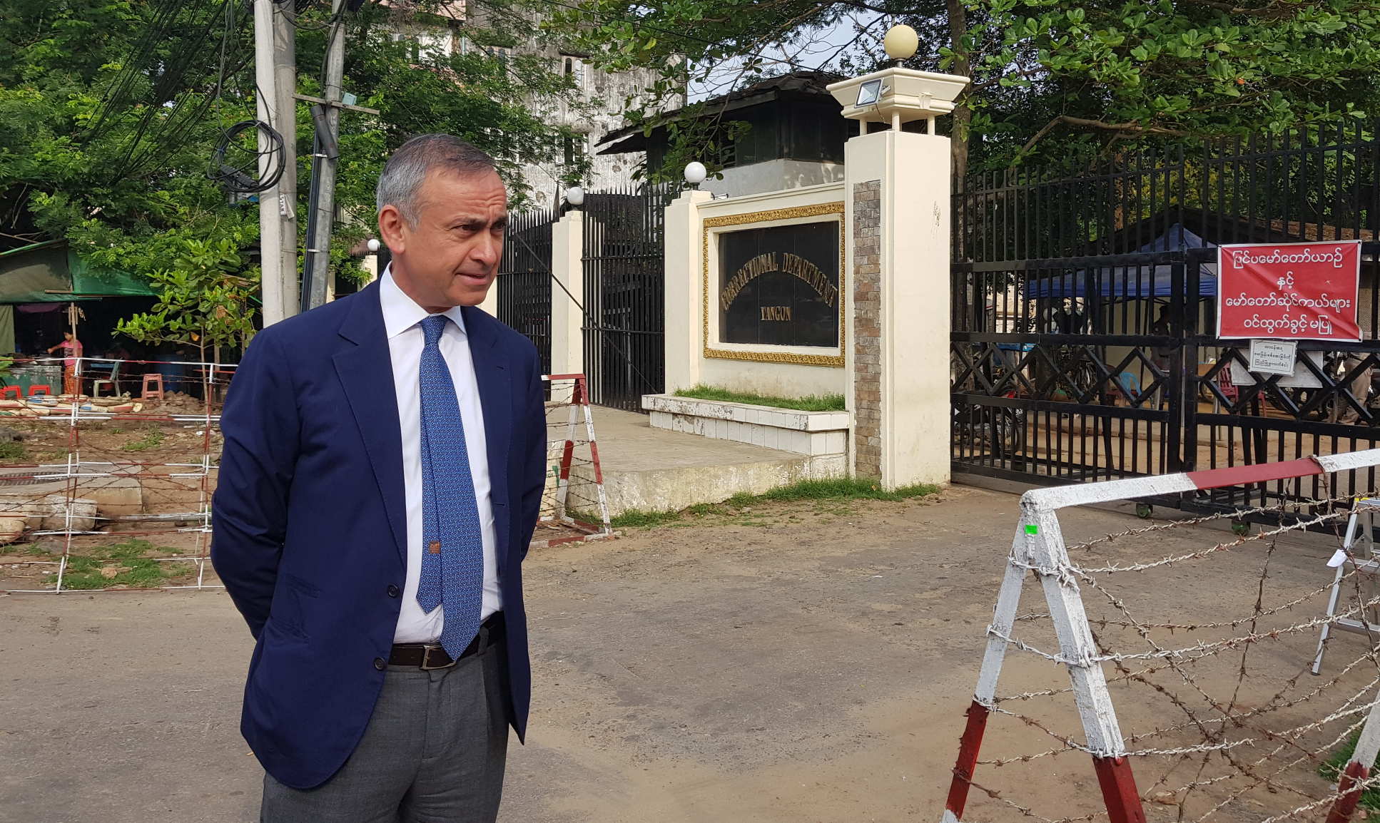 Lord Darzi awaiting the journalists' release