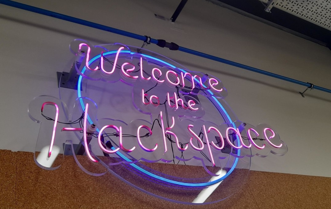 Neon sign saying Welcome to the Hackspace