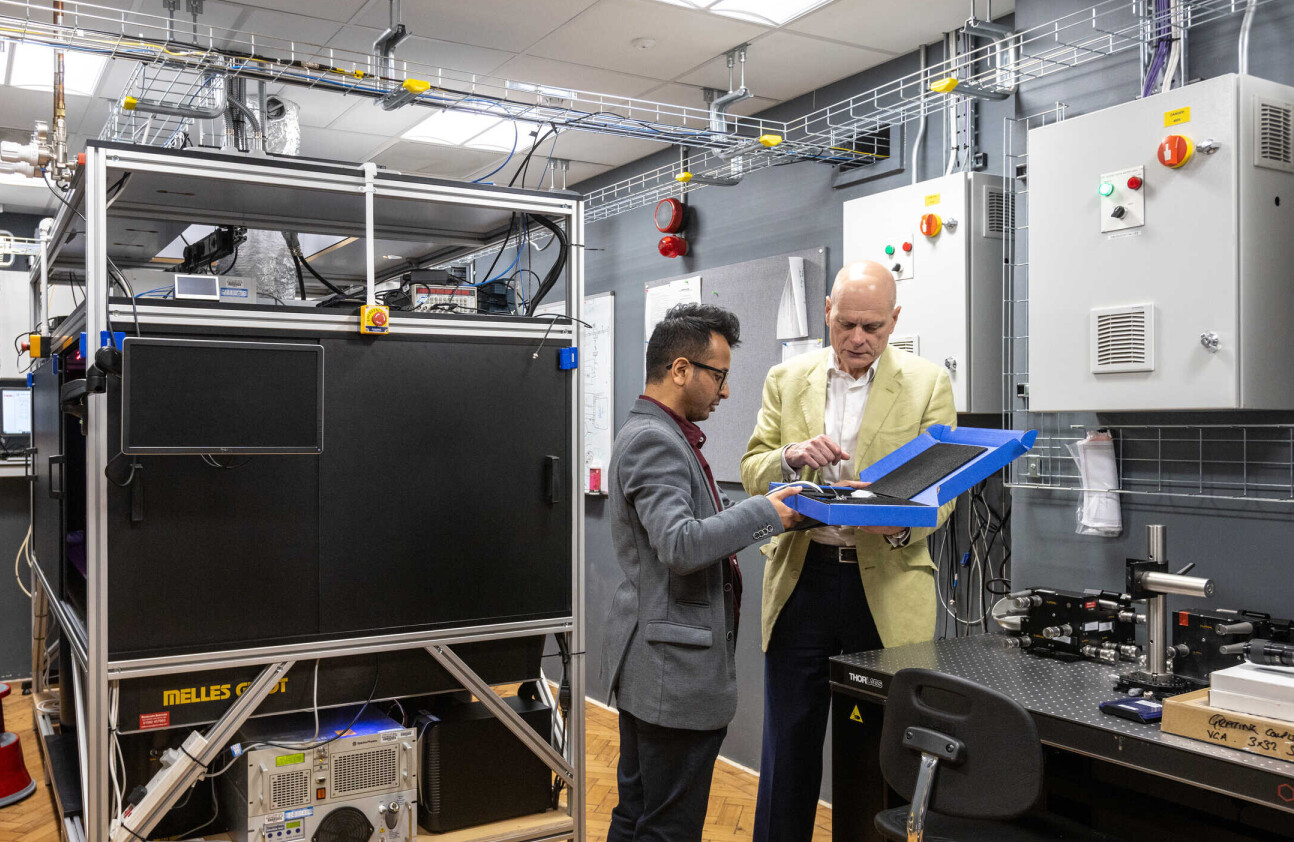 Professor Ian Walmsley in his lab