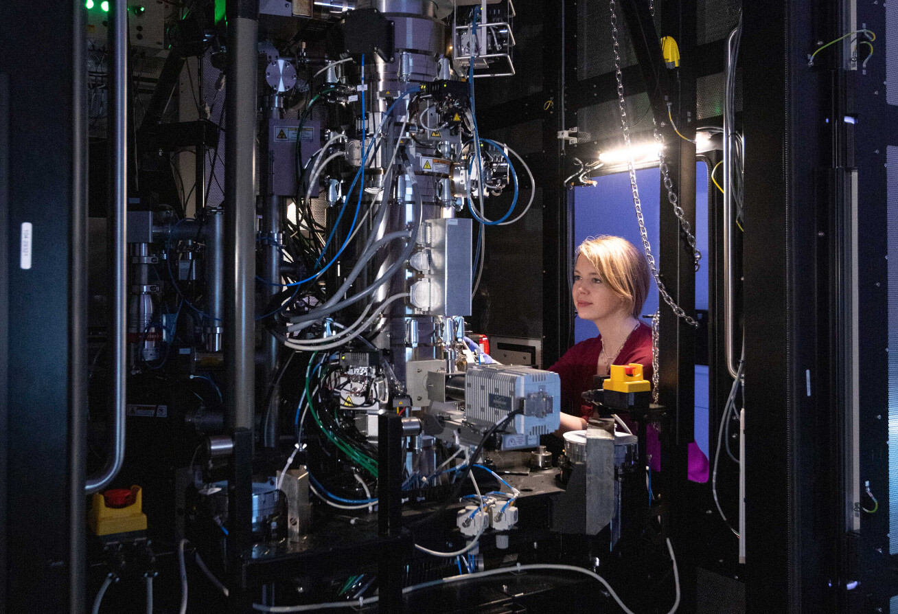 Dr Shelly Conroy working on the Spectra 300 Scanning Transmission Electron Microscope in the Department of Materials. Shelly is part of QUEST.