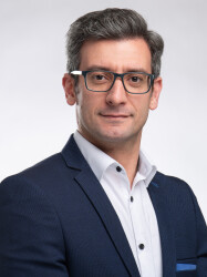 Picture of Dr Reza Vakili