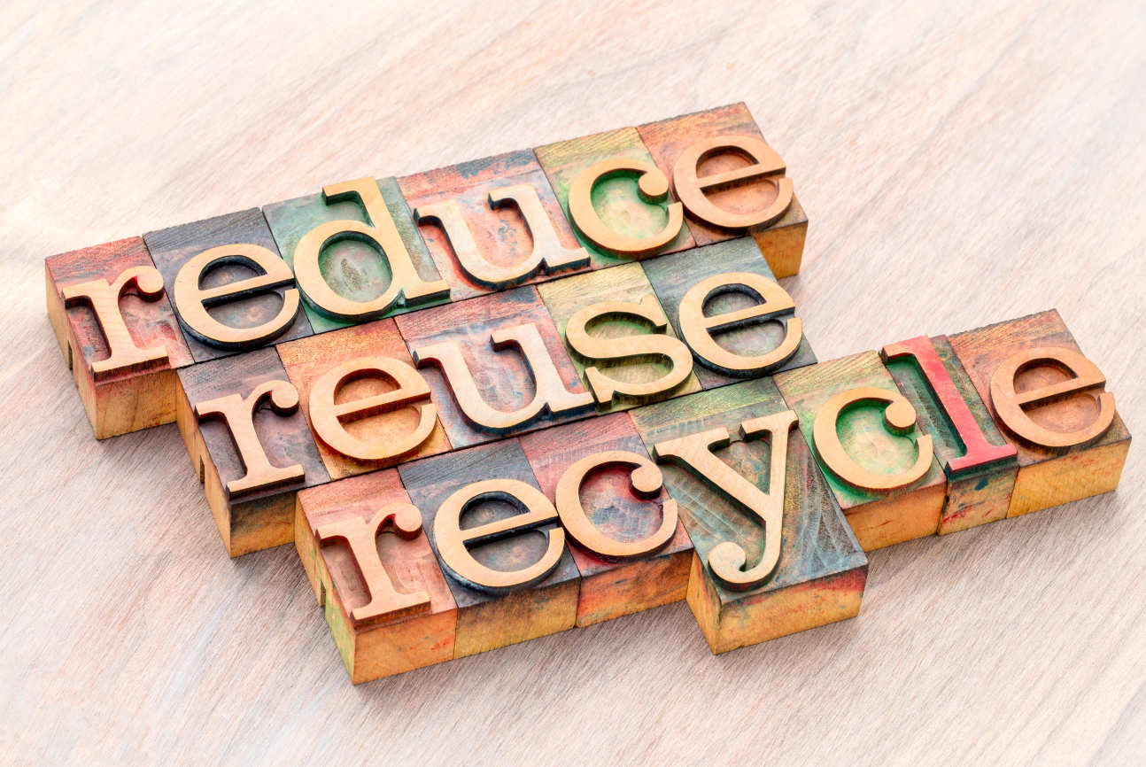 A sign saying 'reduce, reuse, recycle'