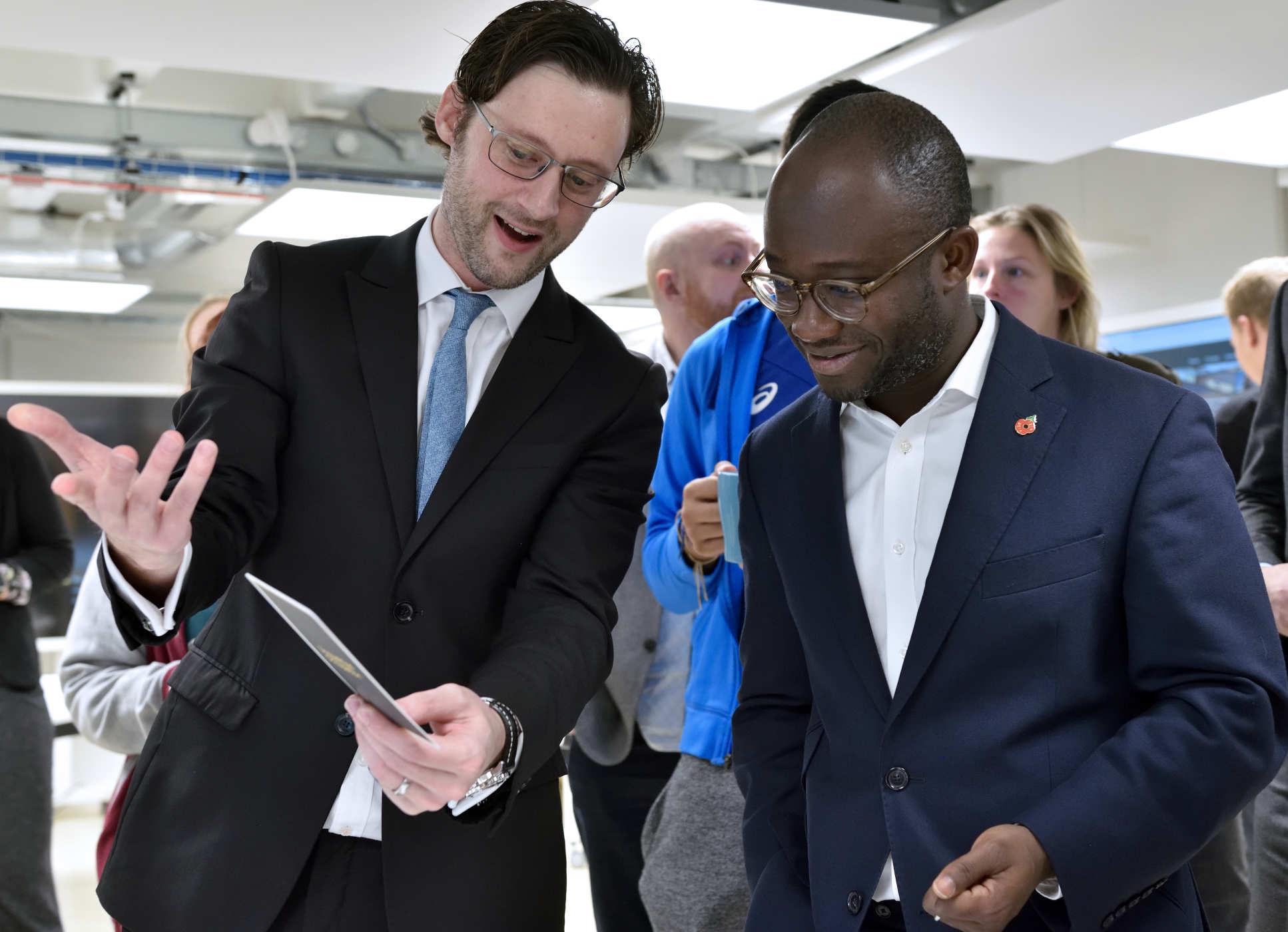 Imperial alumnus Leo Evans explains his prototype to the Minister