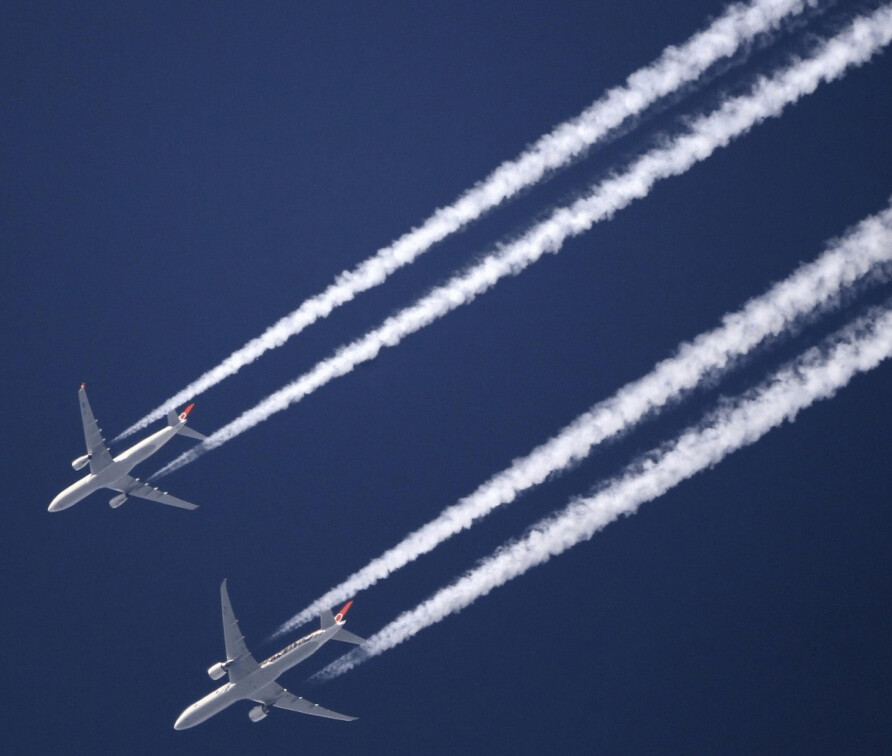 Contrails from two aeroplanes in the sky