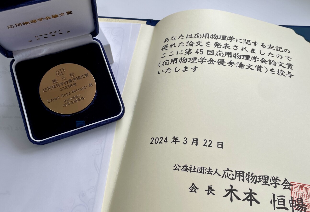 Photo shows medal and certificate written in Japanese script
