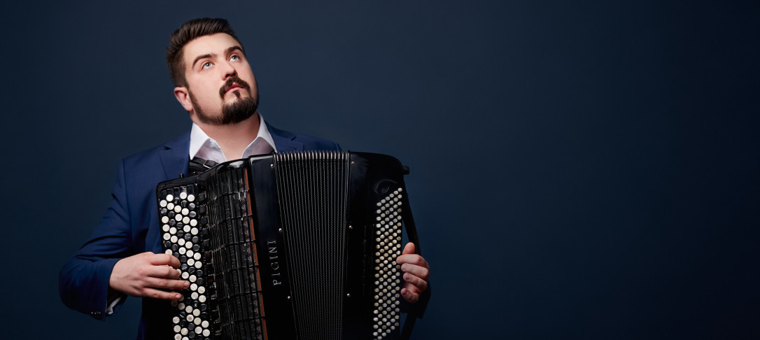 Bartosz Gu0142owacki (accordion)