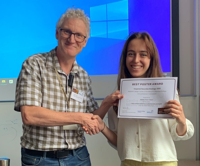 Natalia Torres-Consul receiving best poster prize from Simon Schultz