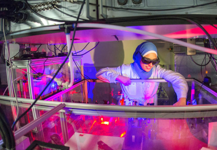 PhD student Noura Zamzam working on the 'Spitfire' laser system to make femtosecond infrared measurements on photosynthesis.