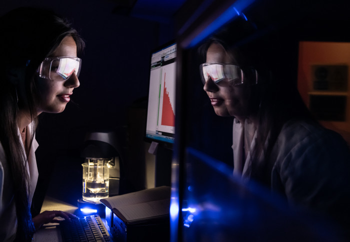 Paulina Quintanilla at a computer in the laboratory