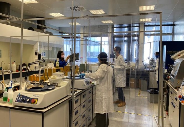 An image of Undergraduate students in the lab