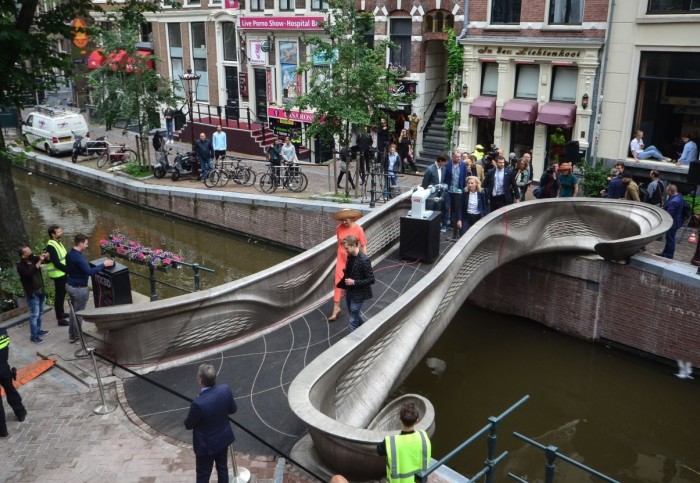 Photo of Her Majesty Queen Máxima of the Netherlands walking over the bridge, which was installed over the canal
