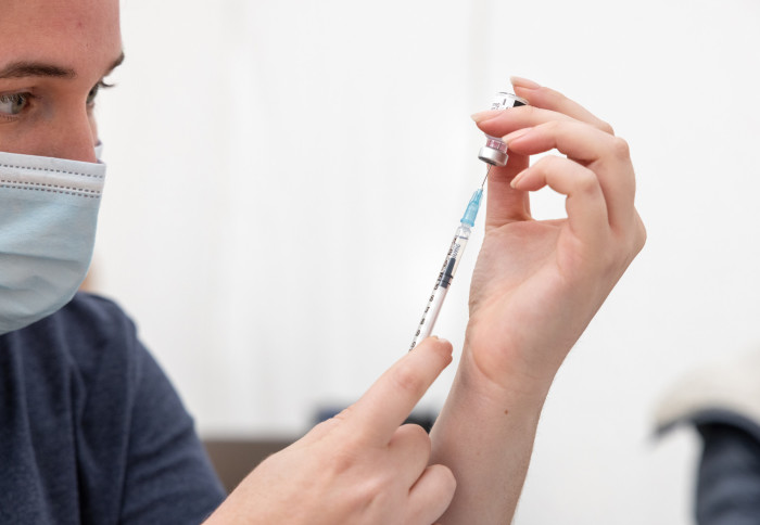 Un agent de santé prépare un vaccin dans un centre de vaccination pop-up