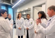 Industry Minister visits UK Dementia Research Institute in White City 