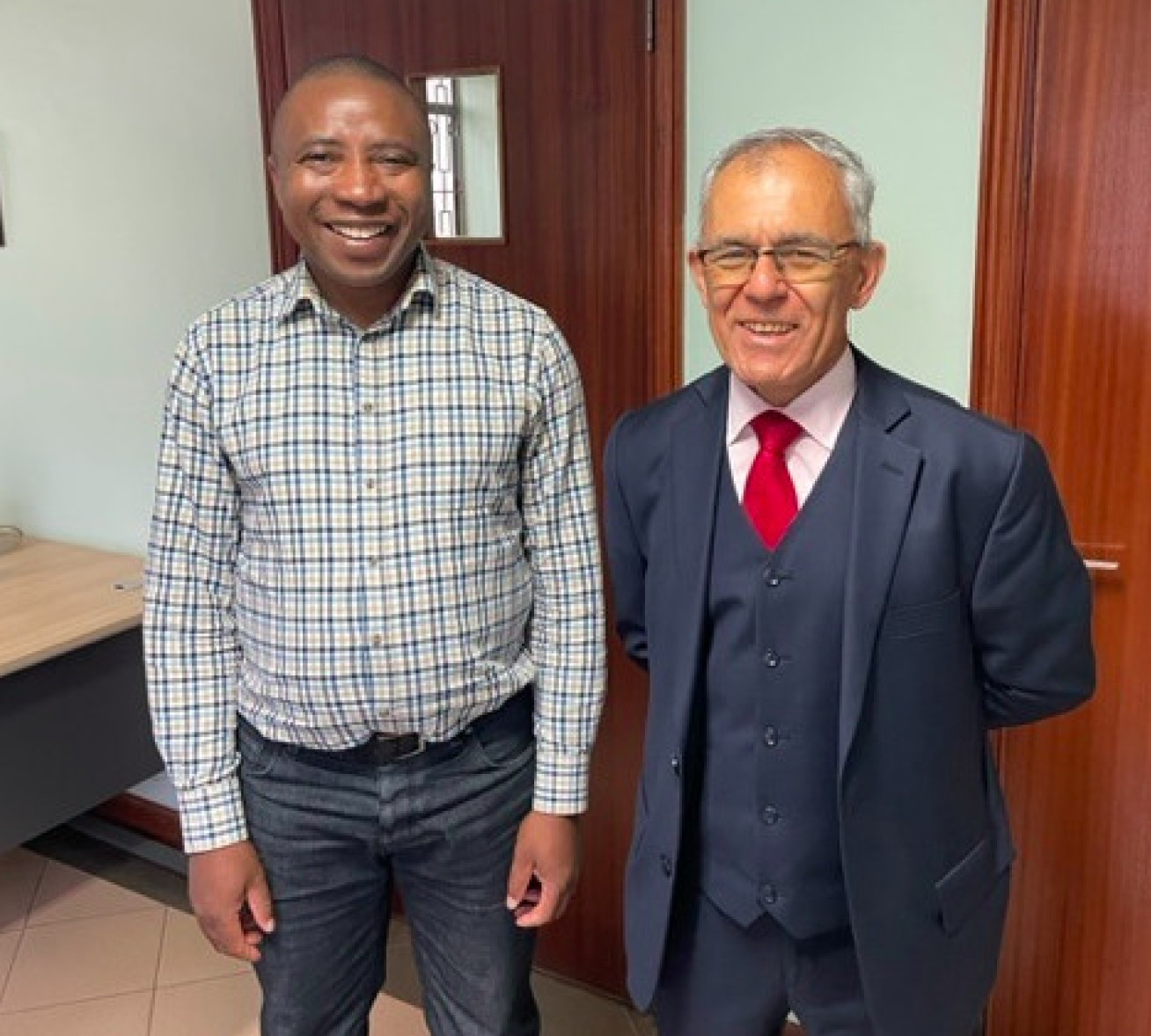 Dr Onesmus Mwabonje (left) with Prof. Izael DaSilva, Deputy Vice Chancellor of Research and Innovation at Strathmore University in Kenya, during a workshop on the Kenyan carbon emission reduction tool (KCERT 2050)