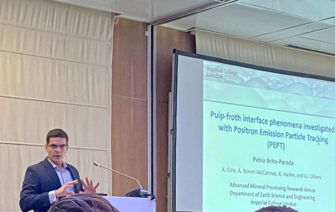 Pablo Brito-Parada presenting about the use of PEPT to identify pulp-froth phenomena