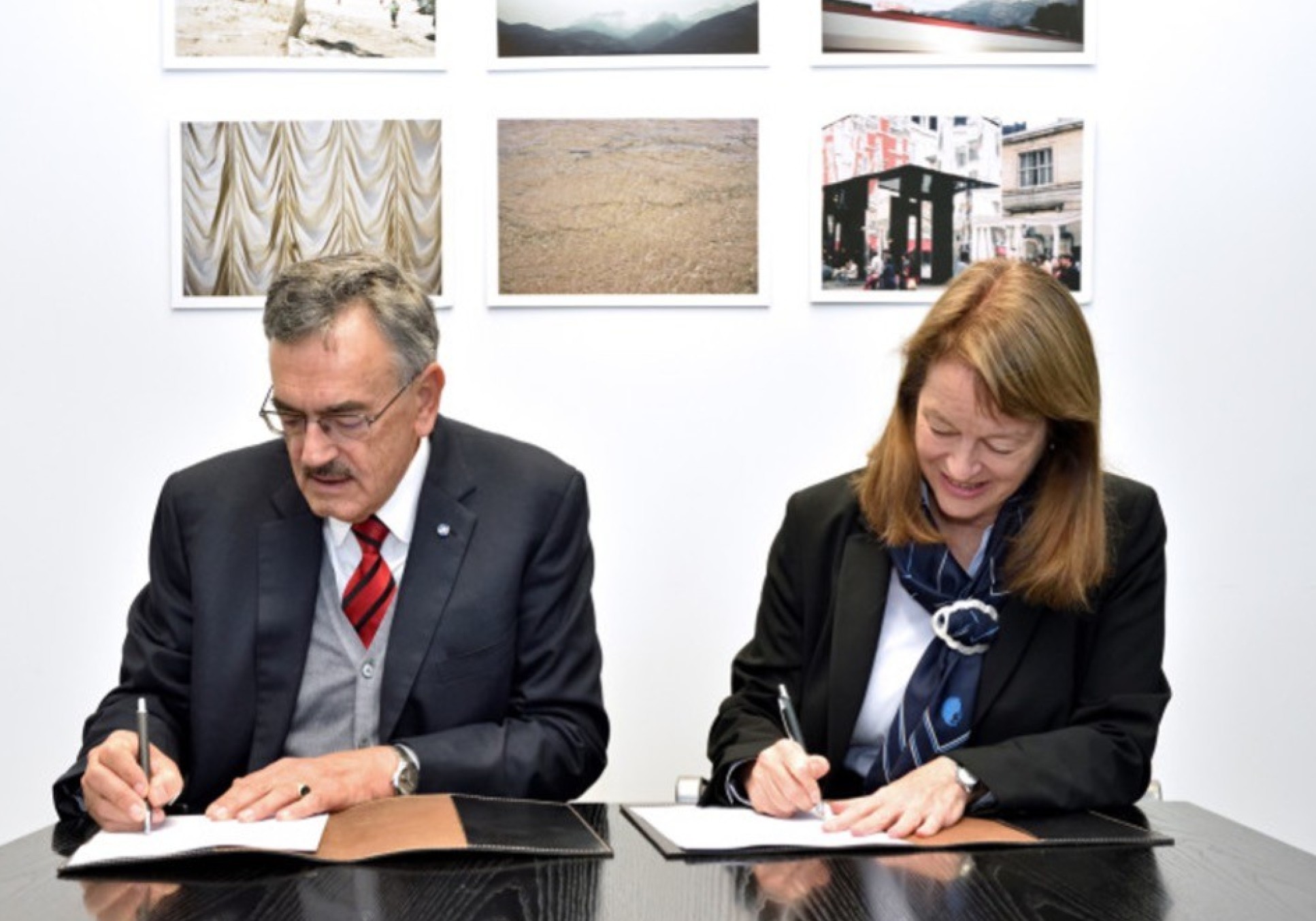 Le professeur Alice Gast, présidente d'Imperial, et le professeur Wolfgang Herrman, alors président de TUM, ont signé le partenariat début 2019