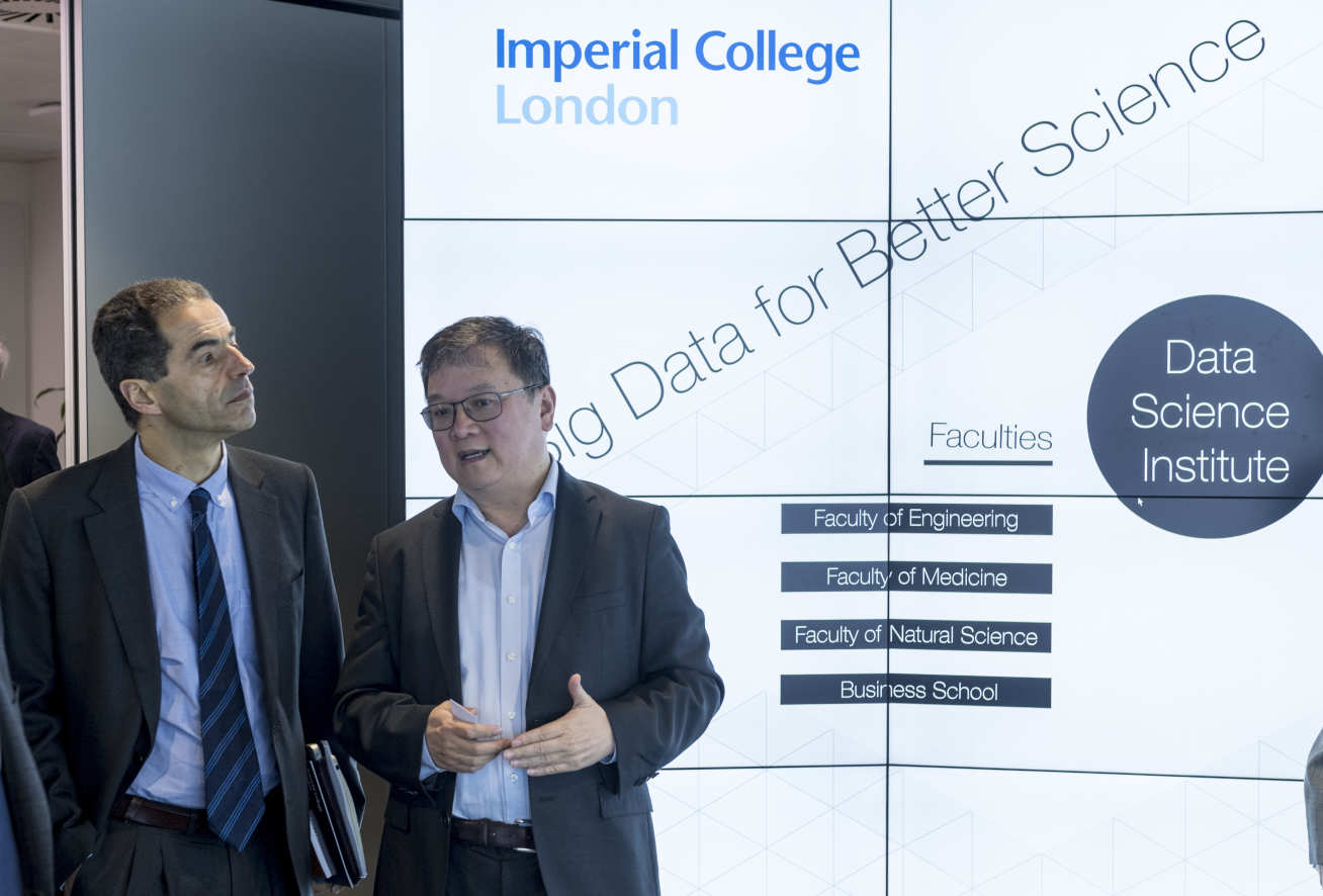 O Ministro da Ciência de Portugal e ex-aluno do Imperial Manuel Heitor durante uma recente visita ao Instituto de Ciência de Dados do Imperial 