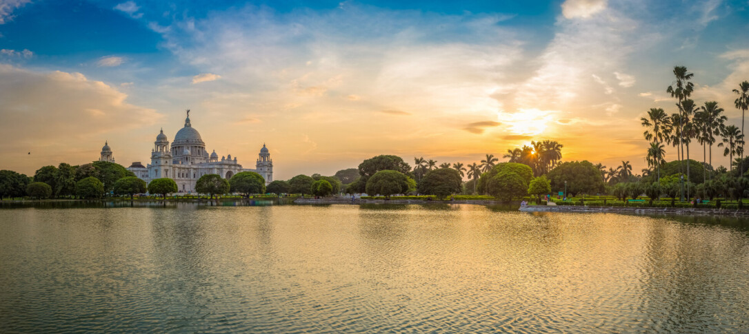 Victoria Memorial Kolkata panoramic shot at sunset with moody pastel sky